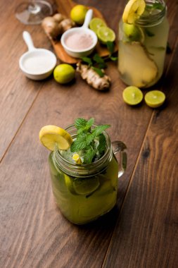 Shikanji, Punjab/India 'dan kaynaklanan bir limonata. Shikanjvi veya nimbu Pani veya şerbet olarak da bilinir. popüler yaz soğuk içecek