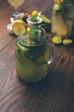 Shikanji, Punjab/India 'dan kaynaklanan bir limonata. Shikanjvi veya nimbu Pani veya şerbet olarak da bilinir. popüler yaz soğuk içecek