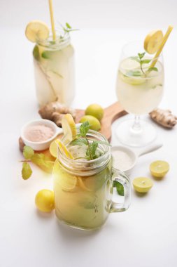 Shikanji, Punjab/India 'dan kaynaklanan bir limonata. Shikanjvi veya nimbu Pani veya şerbet olarak da bilinir. popüler yaz soğuk içecek