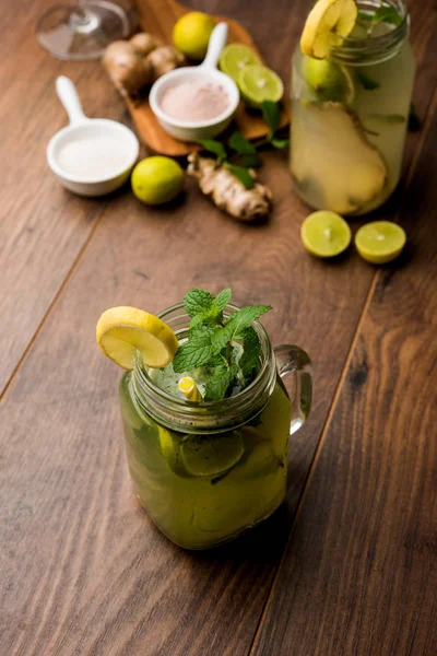 Shikanji, Punjab/India 'dan kaynaklanan bir limonata. Shikanjvi veya nimbu Pani veya şerbet olarak da bilinir. popüler yaz soğuk içecek