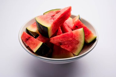 Karpuz/tarbooj meyve küpü dilimleri bir kasede hizmet vermiştir. seçici odak