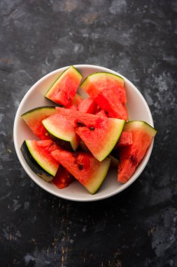 Karpuz/tarbooj meyve küpü dilimleri bir kasede hizmet vermiştir. seçici odak