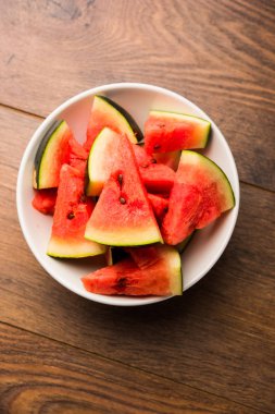 Karpuz/tarbooj meyve küpü dilimleri bir kasede hizmet vermiştir. seçici odak