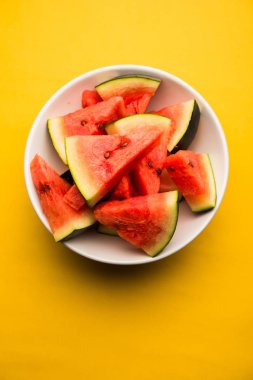 Karpuz/tarbooj meyve küpü dilimleri bir kasede hizmet vermiştir. seçici odak