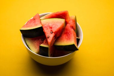 Karpuz/tarbooj meyve küpü dilimleri bir kasede hizmet vermiştir. seçici odak