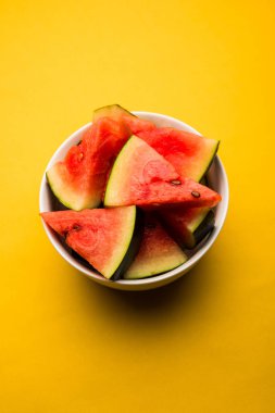 Karpuz/tarbooj meyve küpü dilimleri bir kasede hizmet vermiştir. seçici odak