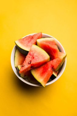 Karpuz/tarbooj meyve küpü dilimleri bir kasede hizmet vermiştir. seçici odak