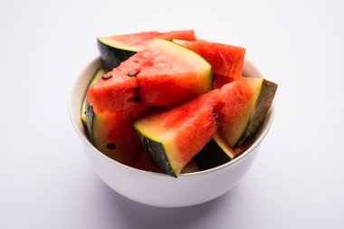Karpuz/tarbooj meyve küpü dilimleri bir kasede hizmet vermiştir. seçici odak