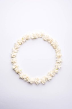 Jasminum Sambac veya Mogra çiçek beyaz arka plan üzerinde dairesel veya dikdörtgen çerçeve şeklinde düzenlenmiş, seçici odak