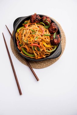 Mançurya Hakka / Schezwan erişte, popüler çinhindi gıda bir kase servis edilir. seçici odaklama