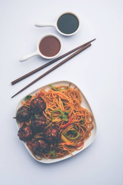 Mançurya Hakka / Schezwan erişte, popüler çinhindi gıda bir kase servis edilir. seçici odaklama