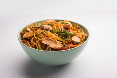 Tavuk Hakka / Schezwan erişte yemek çubukları ile bir kase içinde servis edilir. seçici odaklama