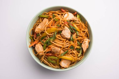 Tavuk Hakka / Schezwan erişte yemek çubukları ile bir kase içinde servis edilir. seçici odaklama