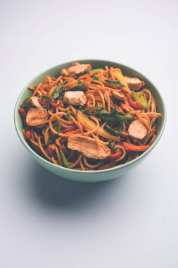 Tavuk Hakka / Schezwan erişte yemek çubukları ile bir kase içinde servis edilir. seçici odaklama