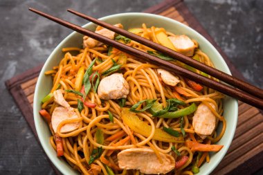 Tavuk Hakka / Schezwan erişte yemek çubukları ile bir kase içinde servis edilir. seçici odaklama