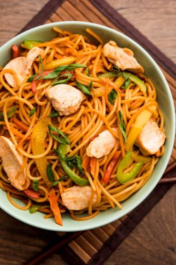 Tavuk Hakka / Schezwan erişte yemek çubukları ile bir kase içinde servis edilir. seçici odaklama