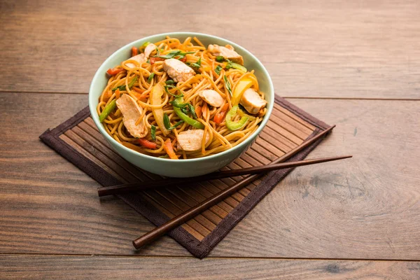 Fideos Pollo Hakka Schezwan Servidos Tazón Con Palillos Enfoque Selectivo — Foto de Stock