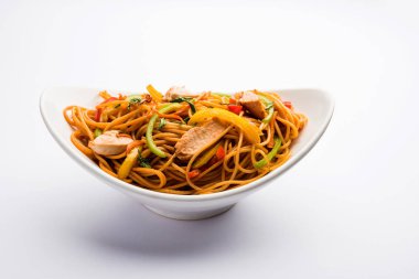 Tavuk Hakka / Schezwan erişte yemek çubukları ile bir kase içinde servis edilir. seçici odaklama