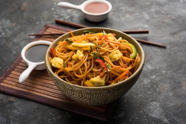 Yumurta Schezwan / hakka erişte, popüler indochinese gıda yemek çubukları ile bir kase servis edilir. seçici odaklama