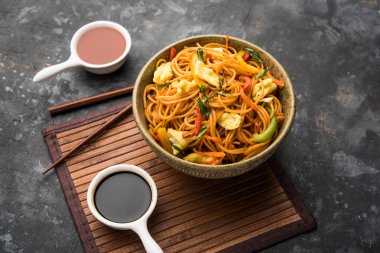 Yumurta Schezwan / hakka erişte, popüler indochinese gıda yemek çubukları ile bir kase servis edilir. seçici odaklama