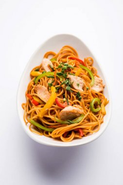 Tavuk Hakka / Schezwan erişte yemek çubukları ile bir kase içinde servis edilir. seçici odaklama