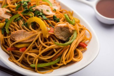 Tavuk Hakka / Schezwan erişte yemek çubukları ile bir kase içinde servis edilir. seçici odaklama