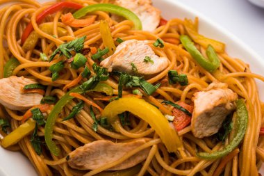 Tavuk Hakka / Schezwan erişte yemek çubukları ile bir kase içinde servis edilir. seçici odaklama