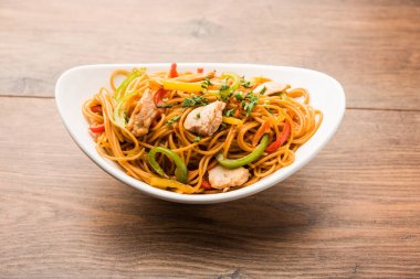 Tavuk Hakka / Schezwan erişte yemek çubukları ile bir kase içinde servis edilir. seçici odaklama