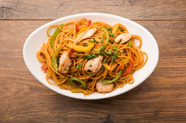 Tavuk Hakka / Schezwan erişte yemek çubukları ile bir kase içinde servis edilir. seçici odaklama