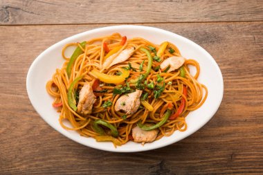 Tavuk Hakka / Schezwan erişte yemek çubukları ile bir kase içinde servis edilir. seçici odaklama