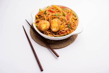 Tavuk Hakka / Schezwan erişte yemek çubukları ile bir kase içinde servis edilir. seçici odaklama