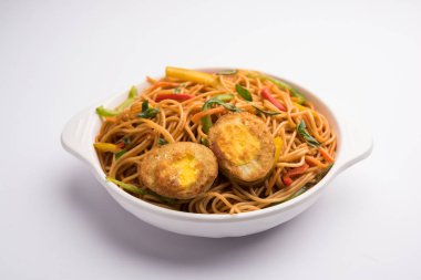 Yumurta Schezwan / hakka erişte, popüler indochinese gıda yemek çubukları ile bir kase servis edilir. seçici odaklama