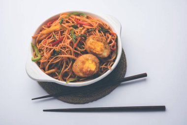 Yumurta Schezwan / hakka erişte, popüler indochinese gıda yemek çubukları ile bir kase servis edilir. seçici odaklama