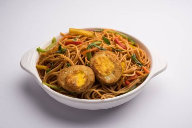 Yumurta Schezwan / hakka erişte, popüler indochinese gıda yemek çubukları ile bir kase servis edilir. seçici odaklama