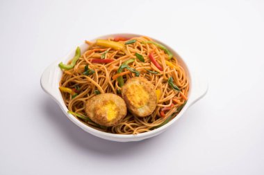 Yumurta Schezwan / hakka erişte, popüler indochinese gıda yemek çubukları ile bir kase servis edilir. seçici odaklama