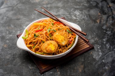 Yumurta Schezwan / hakka erişte, popüler indochinese gıda yemek çubukları ile bir kase servis edilir. seçici odaklama