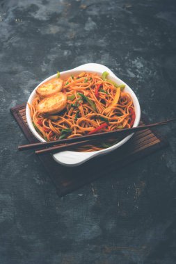 Yumurta Schezwan / hakka erişte, popüler indochinese gıda yemek çubukları ile bir kase servis edilir. seçici odaklama