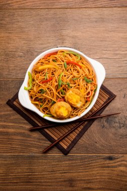 Yumurta Schezwan / hakka erişte, popüler indochinese gıda yemek çubukları ile bir kase servis edilir. seçici odaklama