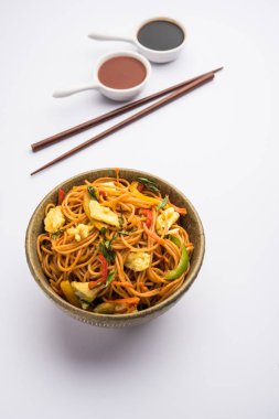Yumurta Schezwan / hakka erişte, popüler indochinese gıda yemek çubukları ile bir kase servis edilir. seçici odaklama