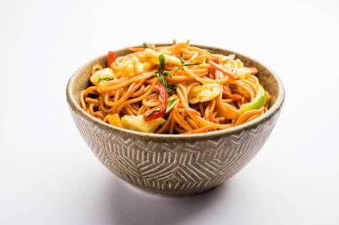 Yumurta Schezwan / hakka erişte, popüler indochinese gıda yemek çubukları ile bir kase servis edilir. seçici odaklama