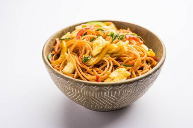 Yumurta Schezwan / hakka erişte, popüler indochinese gıda yemek çubukları ile bir kase servis edilir. seçici odaklama