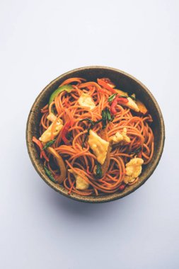 Yumurta Schezwan / hakka erişte, popüler indochinese gıda yemek çubukları ile bir kase servis edilir. seçici odaklama