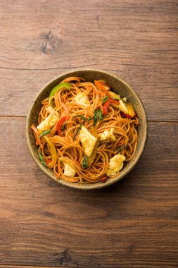 Yumurta Schezwan / hakka erişte, popüler indochinese gıda yemek çubukları ile bir kase servis edilir. seçici odaklama