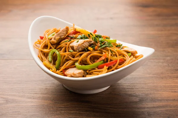 Fideos Pollo Hakka Schezwan Servidos Tazón Con Palillos Enfoque Selectivo — Foto de Stock