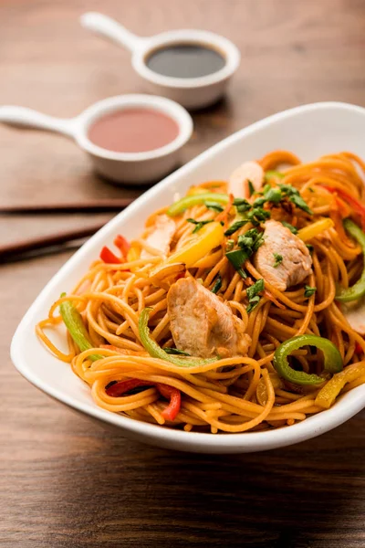 Chicken Hakka Schezwan Noodles Served Bowl Chopsticks Selective Focus — Stock Photo, Image