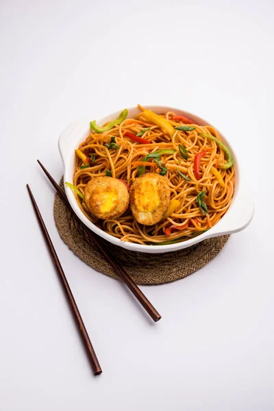 Chicken Hakka Schezwan Noodles Served Bowl Chopsticks Selective Focus — Stock Photo, Image