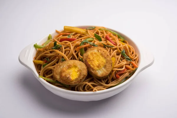 Egg Schezwan Hakka Noodles Popular Indochinese Food Served Bowl Chopsticks — Stock Photo, Image