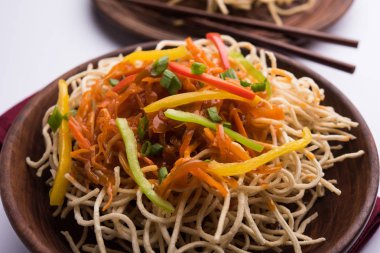 Amerikan chop suey / chopsuey popüler bir çinhindi gıda. çubuklar ile bir kapta servis edilir. seçici odaklama