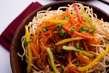 Amerikan chop suey / chopsuey popüler bir çinhindi gıda. çubuklar ile bir kapta servis edilir. seçici odaklama