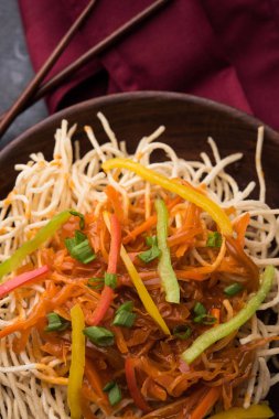 Amerikan chop suey / chopsuey popüler bir çinhindi gıda. çubuklar ile bir kapta servis edilir. seçici odaklama